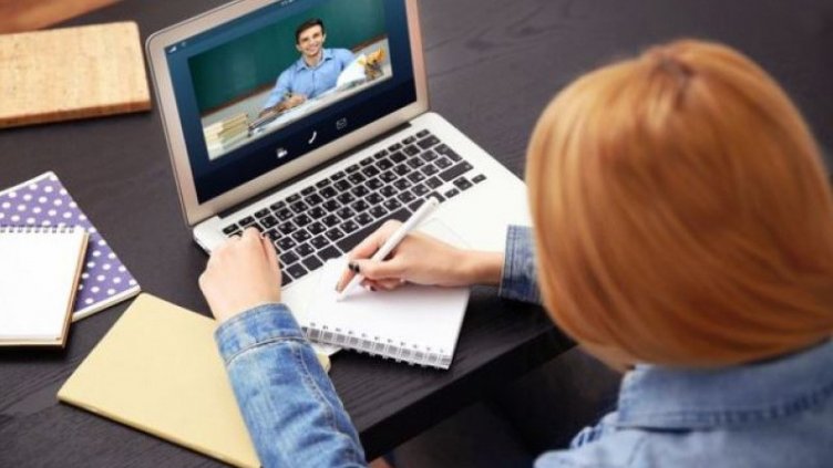 Учителите „за” онлайн уроци и за 5,6 и 7-и клас, но не и за най-малките