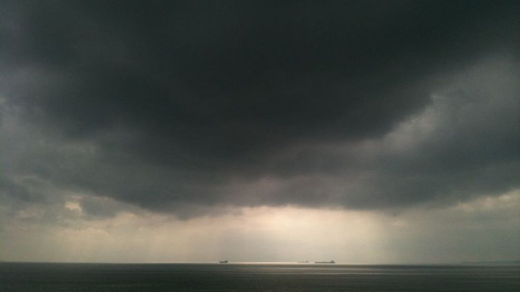 Облачно, ветровито и със слаби валежи