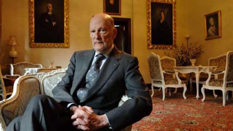 Царят разпродава семейни ценности