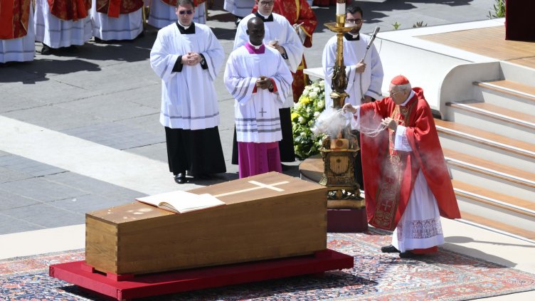 Бедни посрещнаха останките на папата в "Санта Мария Маджоре"