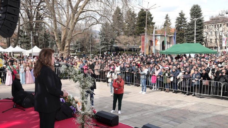 Йотова: Наш дълг е да завещаем на младите мир и възможност да развиват талантите си