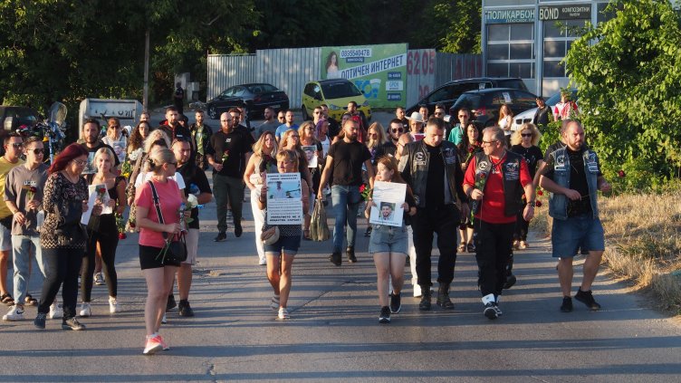 Близки на починалия в катастрофа Александър проведоха протестно шествие във Варна