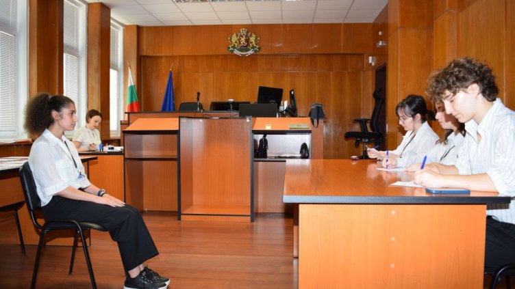 Ученици участваха в симулиран конкурс за съдебен служител