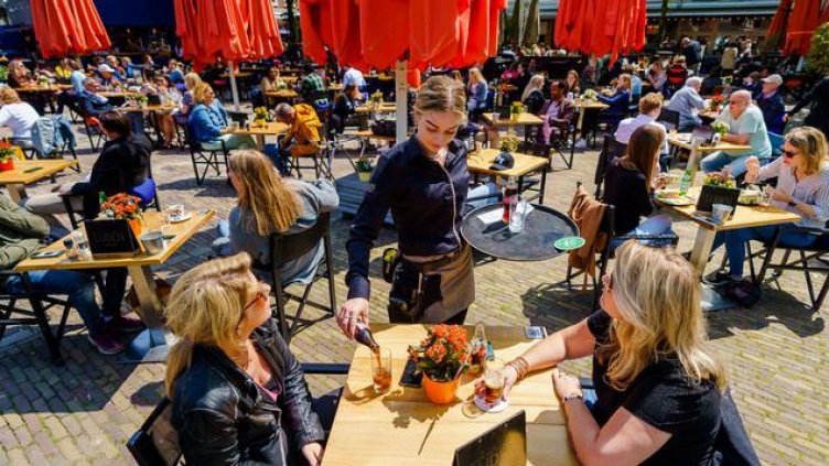 Все по-малко заразени европейци. Задава ли се "нормалното лято"?