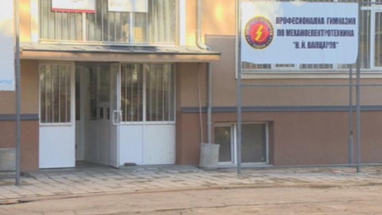 Задържаха младежите, нахлули с бухалки в Механотехникума в София