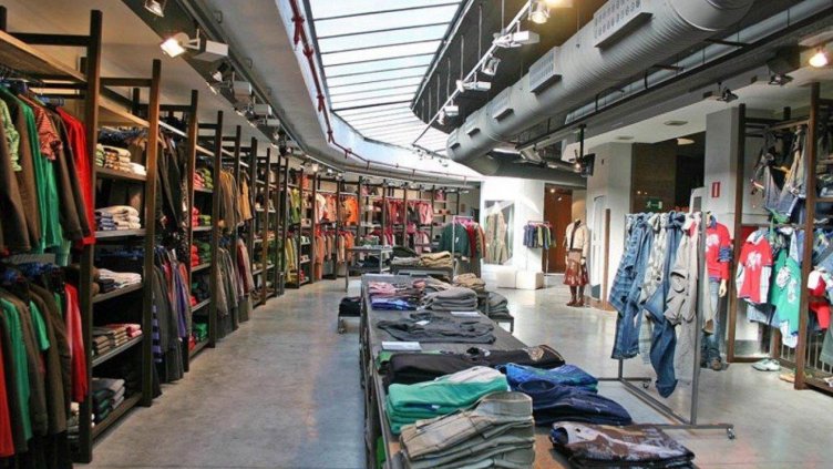 Работници в Турция сложиха етикети върху дрехи на Zara с искане за помощ