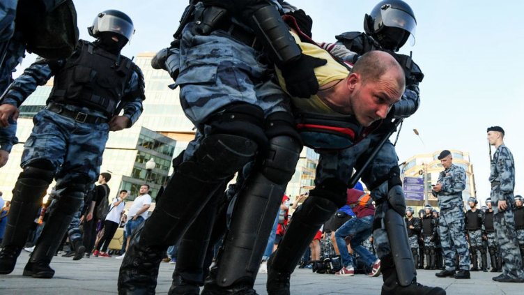 Над 800 души в ареста след вчерашния протест в Москва