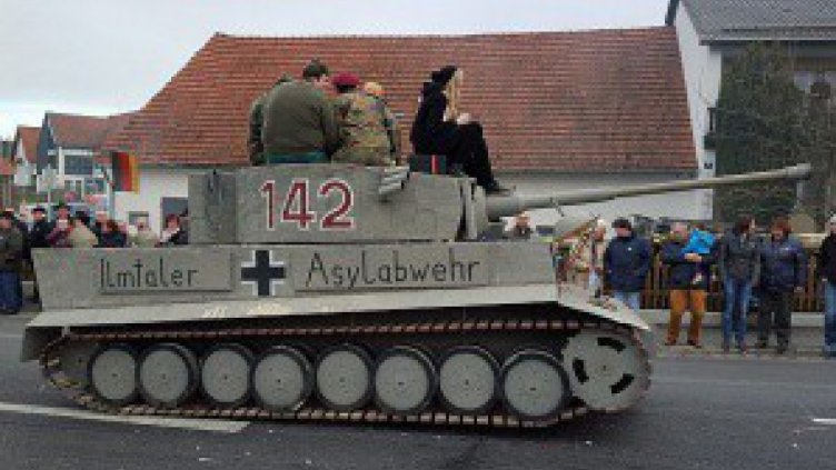 Разследват нацистки танк с надпис “Сили за защита от бежанците“