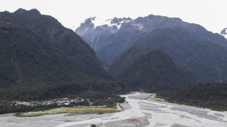 Свлачище блокира стотици туристи в Нова Зеландия