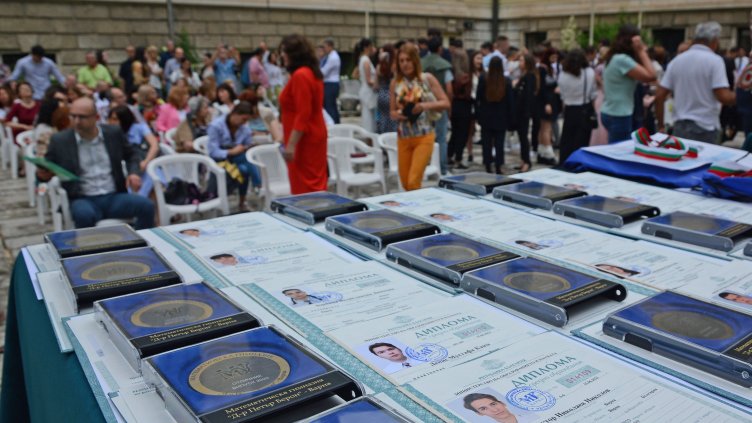 Тържествено връчиха дипломите на абитуриентите от МГ-Варна (СНИМКИ)