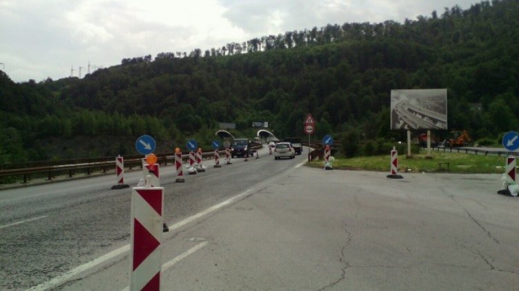 Километрична тапа на "Хемус" заради две катастрофи