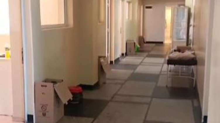 Ковид отделение във Видин като от хорър филм. Голи хора, тоалетни – кашони (ВИДЕО)