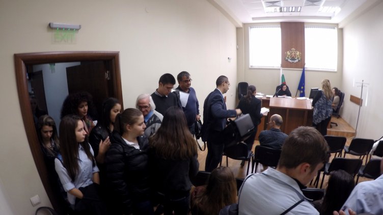 ДЕВЕТОКЛАСНИЦИ ОТ ВТГ „ГЕОРГИ БЕНКОВСКИ“ наблюдаваха данъчно дело в Деня на отворените врати в Административен съд - Варна. Снимка ПЛАМЕН ГУТИНОВ