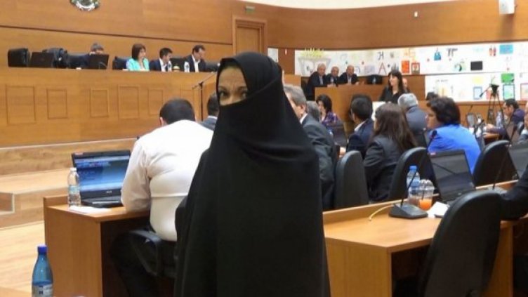 Общинарка от Пловдив надяна бурка! Разрешено е!