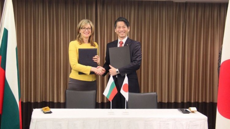 Екатерина Захариева и заместник-министърът на външните работи на Япония Кенджи Ямада по време на Петата световна среща на жените в Токио. Снимка МВнР