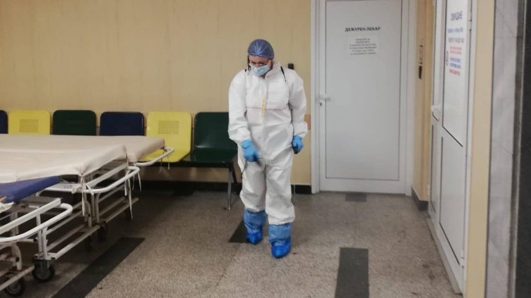 Откровенията на санитар Нинова: Чистим, раздаваме храна,  преобличаме…