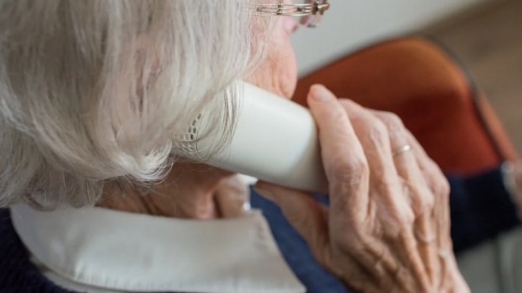 Жена хвърли през терасата си 3 000 лв. на телефонни измамници