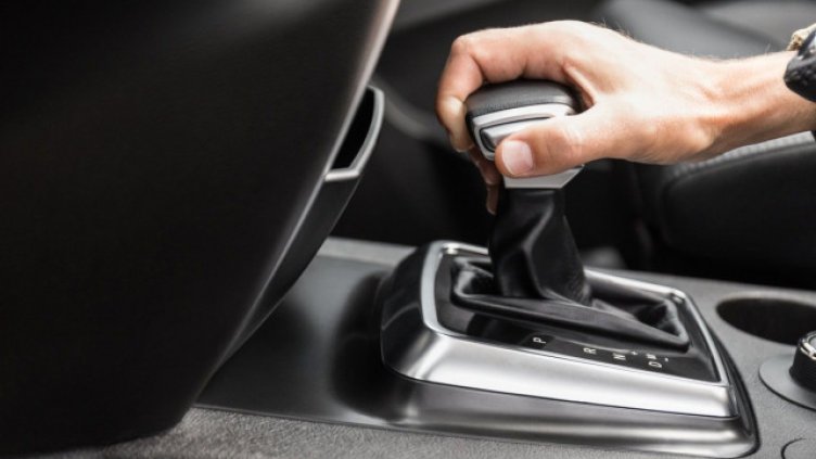 Включвате режим "P" или "R" по време на шофиране. Какво става с колата?