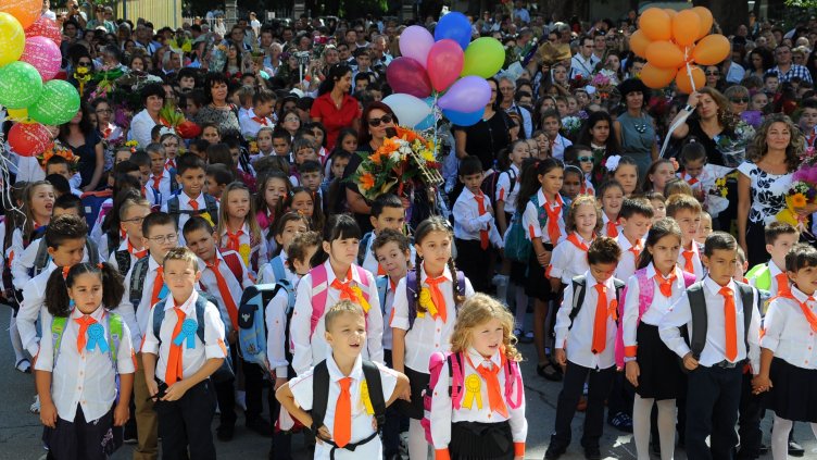 Първокласници отправят приветствие за четвъртвековния юбилей на  ОУ П.Р.Славейков