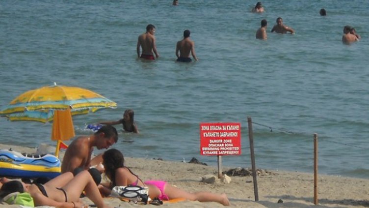 РЗИ – Варна: забраната за къпане на Офицерския плаж остава
