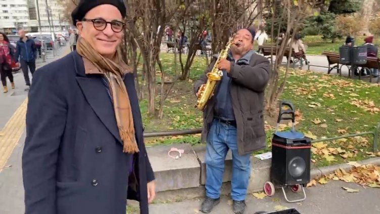 Анди Гарсия изненада уличен музикант в центъра на София (ВИДЕО)