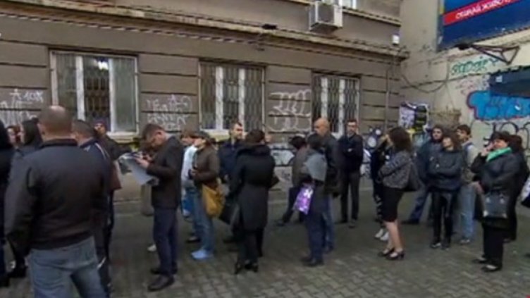 От сутринта: Родители на опашка за...1 клас