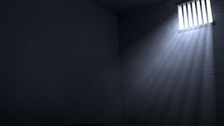 Ислямист издълба "око за око" на челото на съкилийник