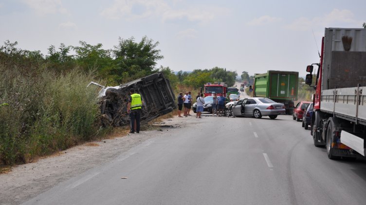 Снимки от катастрофата на ул."Девня"