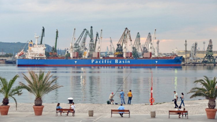 Затвориха пристанище "Варна"  заради силен вятър