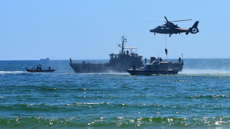 ВМС със зрелищна демонстрация на плажа във Варна (СНИМКИ)