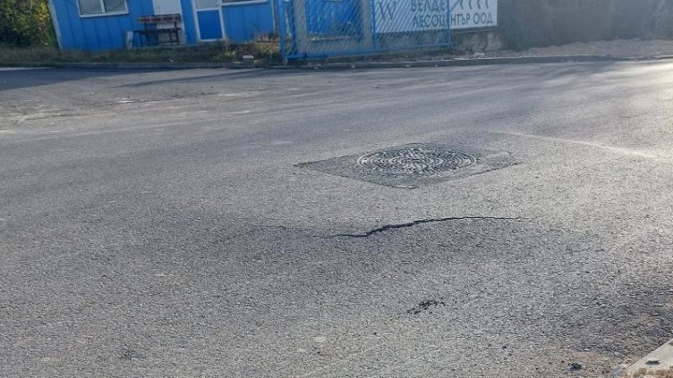 Новоремонтиран път във Варна пропада 3 седмици след отварянето му (СНИМКИ)