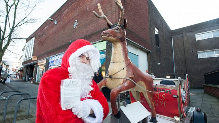 Полицай глоби помощник на Дядо Коледа за неправилно паркиране