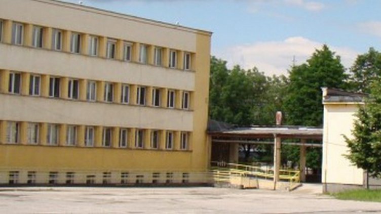 Психично болен нахлу в училище и заплаши да се запали