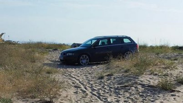 Наглост: Ловчанлия с "Ауди" паркира директно на плажа, разпъна и палатка (СНИМКИ)