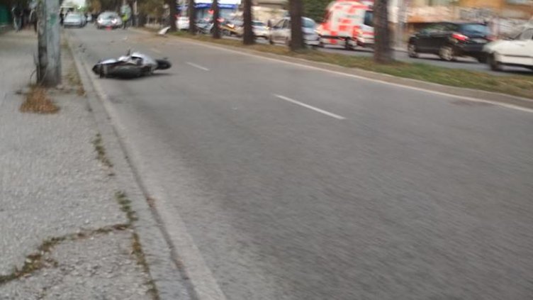 Моторист загина след удар в дърво на оживен булевард във Варна