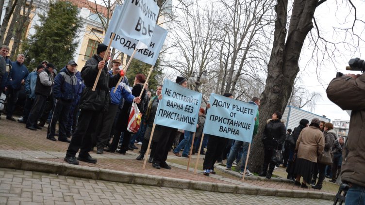 Докери, представители на техните семейства и синдикалисти излязоха на протест на площада пред пристанище Варна-изток  в знак на несъгласие с последните кадрови промени в ръководството на порта. Снимка Пламен Гутинов
