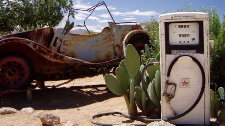 По-скъп петрол заради буря в Мексиканския залив и напрежение в Близкия изток