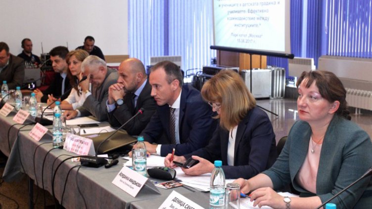 Институции се ангажират да помагат всички децата да ходят на училище