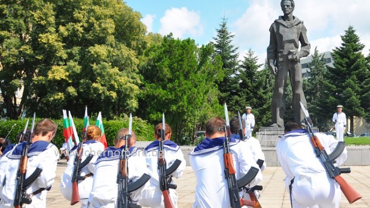 Военноморското почете паметта на Никола Вапцаров (СНИМКИ)