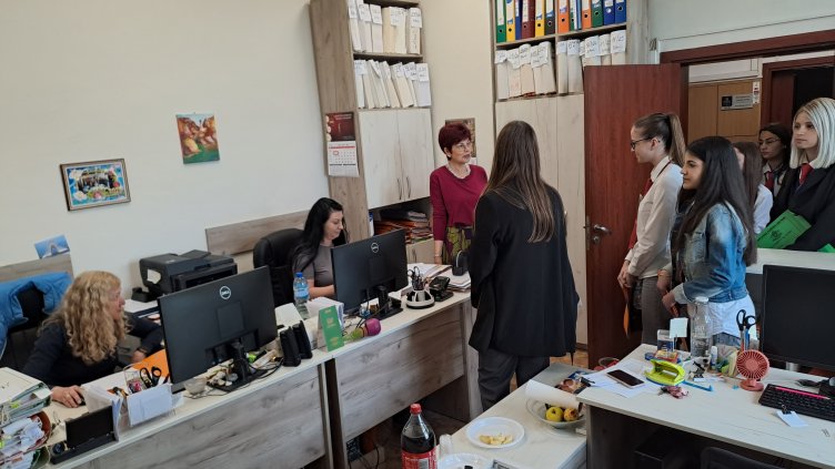 Ученици от Хуманитарната карат последния си стаж в съдебна институция във Варна