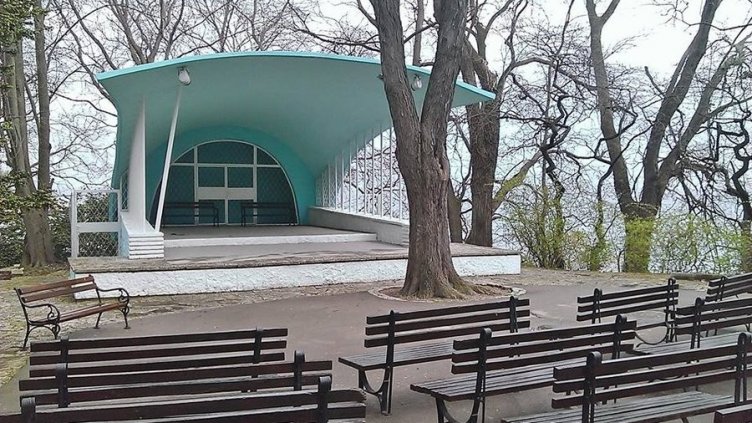 Премахнаха 3 опасни дървета до сцена "Раковина"