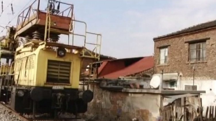 Абсурдно! Влакът София-Истанбул в... двора!