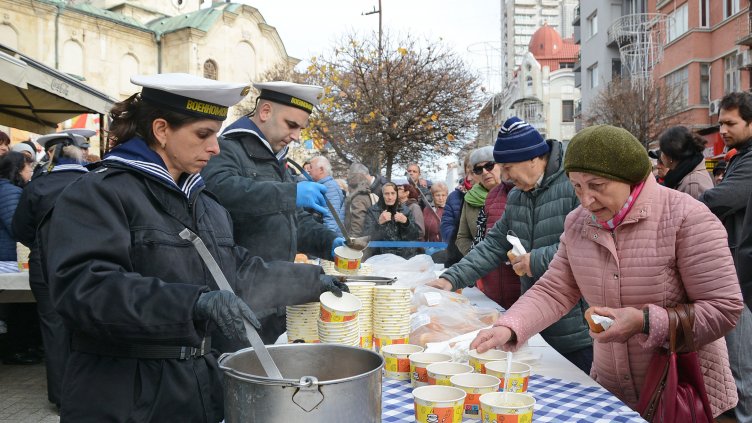 Варна отбеляза Никулден с празничен молебен и рибен курбан за здраве