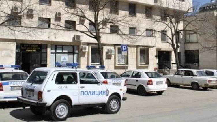 Удариха книжарници, търгували с копирани учебници