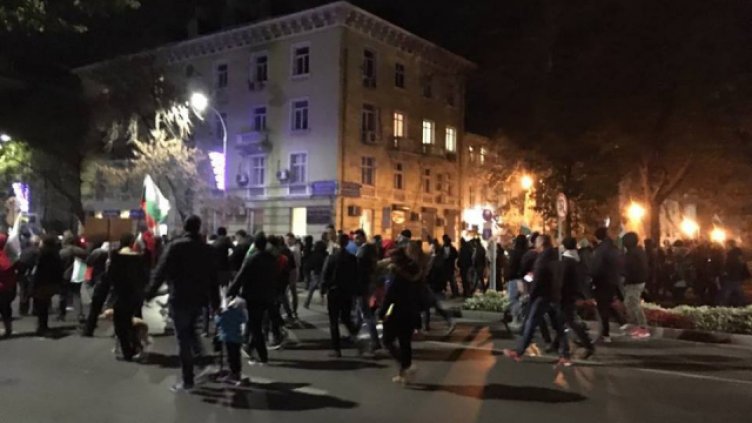 Задържаха 19-годишен футболен хулиган, пръскал със спрей полицаи и протестиращи във Варна
