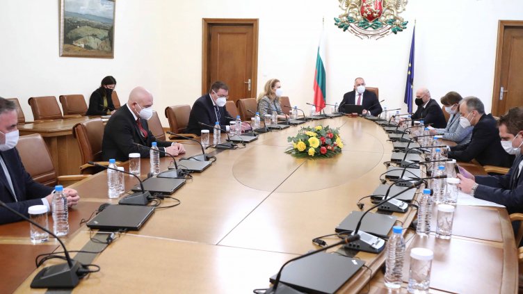 Обмислят ресторантите да работят с капацитет от 50% до 22,30 ч.