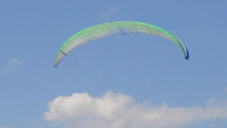 Парапланер падна при излитане в Бургас