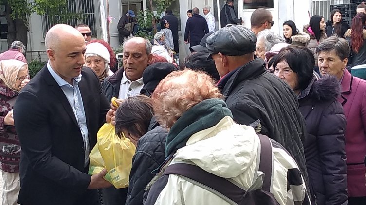 Кметът на район Вл.Варненчик отново зарадва социално слаби хора за Великден (СНИМКИ)