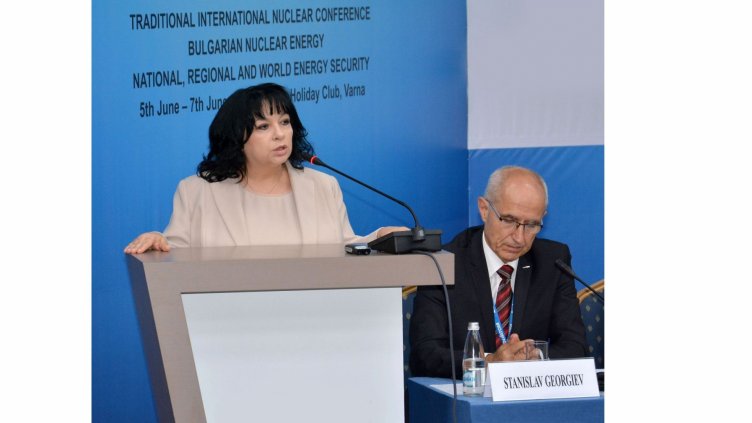 Министър Петкова на форума на &quot;Булатом&quot;. Снимка ФЕЙСБУК