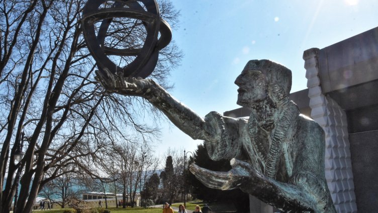 Паметникът на Николай Коперник във Варна отново е повреден